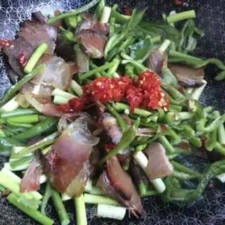Make Pyramid garlic gravy step 5