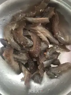 Make Garlic meatloaf for sea cucumber step 1