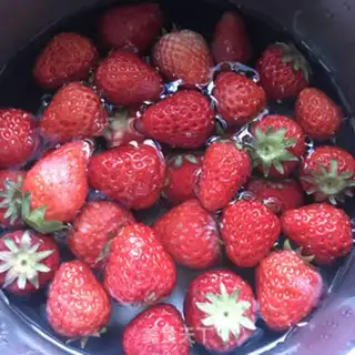 Make Strawberry blueberry yogurt step 1