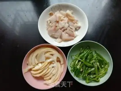 Make Five flowers with green pepper step 0