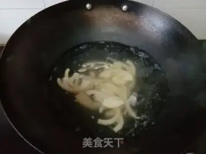 Make Five flowers with green pepper step 1