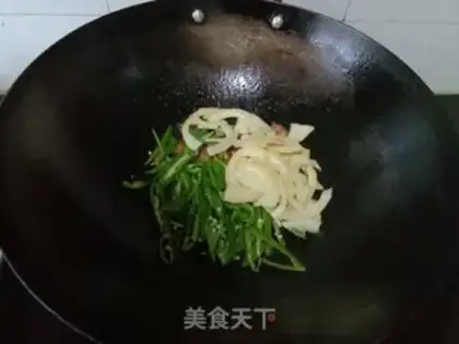 Make Five flowers with green pepper step 4