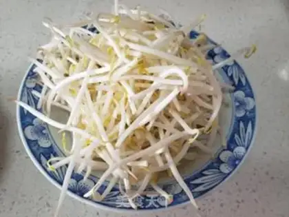 Make The green bean sprouts and the red potato noodles step 0