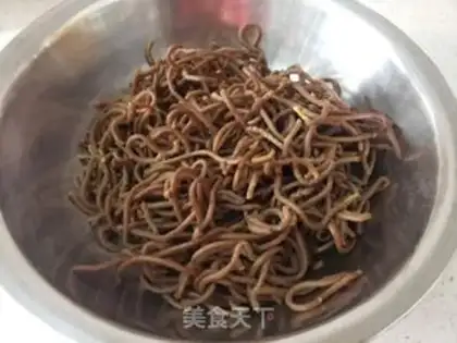 Make The green bean sprouts and the red potato noodles step 1