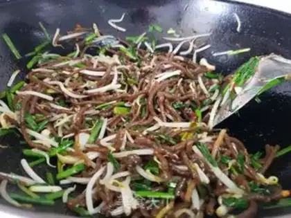 Make The green bean sprouts and the red potato noodles step 3