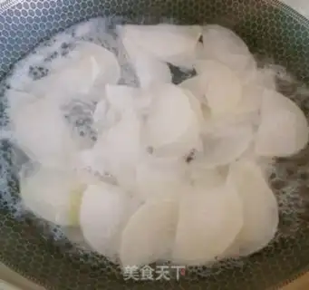 Make A dry pot of radish step 2