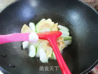 Make Egg dumplings boil and bloom at night step 5
