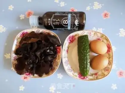 Make Black cucumber fried eggs step 0