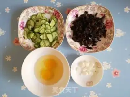 Make Black cucumber fried eggs step 1