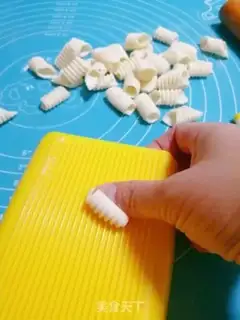 Make Frozen spiral face step 3