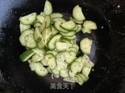 Make Black cucumber fried eggs step 4