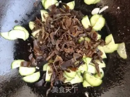 Make Black cucumber fried eggs step 5
