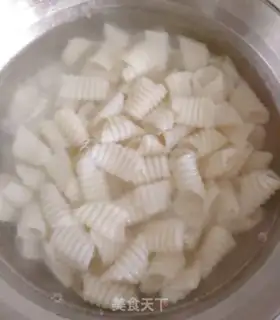 Make Frozen spiral face step 8