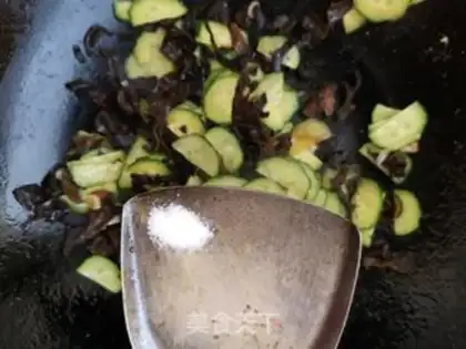 Make Black cucumber fried eggs step 7
