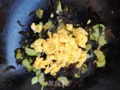 Make Black cucumber fried eggs step 8