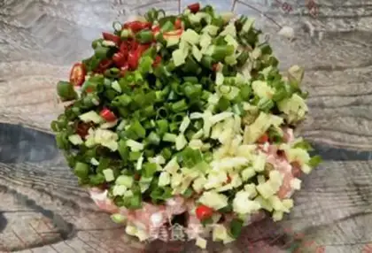Make Spicy bouquets, pork dumplings step 2