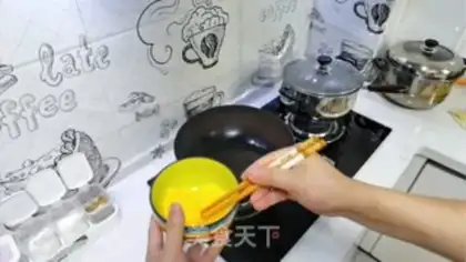 Make Tomato pepper fried eggs step 1