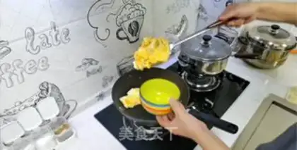 Make Tomato pepper fried eggs step 2