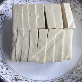 Make Eggs are fried tofu step 1