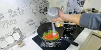 Make Tomato pepper fried eggs step 5
