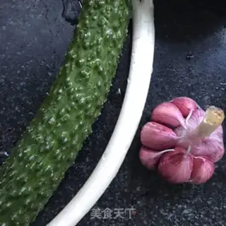 Make The cucumber silk noodles step 1