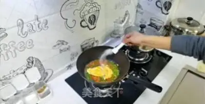 Make Tomato pepper fried eggs step 7