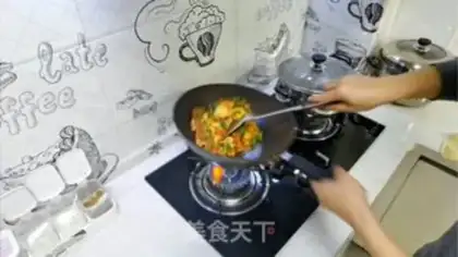 Make Tomato pepper fried eggs step 8