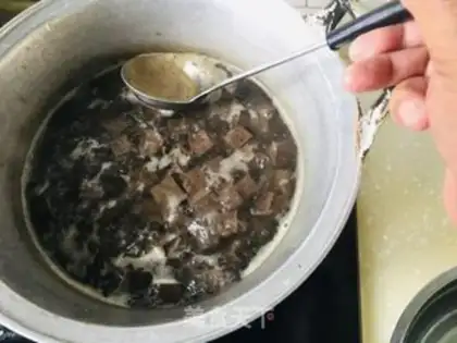 Make Pepper onion fried pig blood step 1