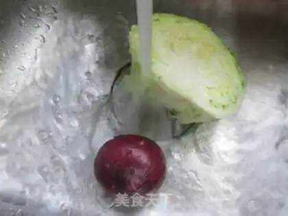 Make Onion-covered cabbage step 1