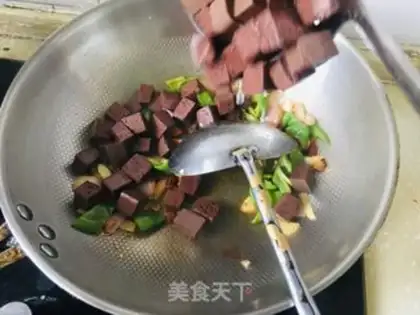 Make Pepper onion fried pig blood step 7