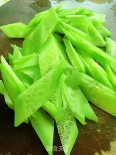 Make cucumber fried eggs step 1