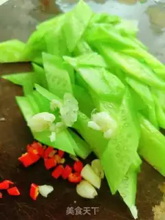 Make cucumber fried eggs step 2
