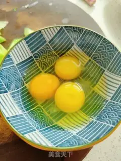 Make cucumber fried eggs step 3
