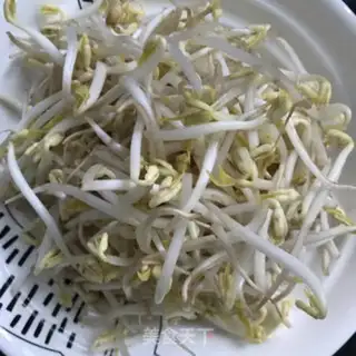 Make walnut oil and bean sprouts step 0