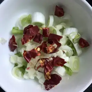 Make walnut oil and bean sprouts step 1