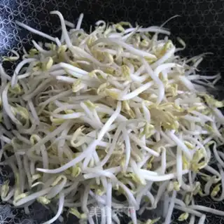 Make walnut oil and bean sprouts step 3