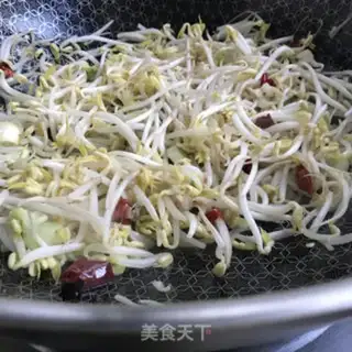 Make walnut oil and bean sprouts step 4