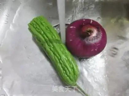 Make Suffering onions step 1