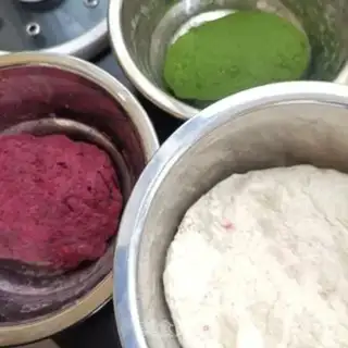 Make Colored garlic moss meat bun step 7