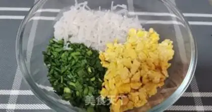 Make Open an egg-cracker with hot noodles step 1