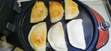Make Open an egg-cracker with hot noodles step 3