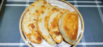 Make Open an egg-cracker with hot noodles step 4