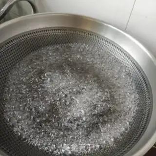 Make Five fingers of peach pigeon soup step 1