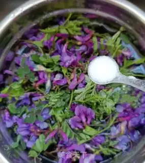 Make Eggs and wild peas step 2