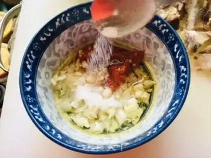 Make Garlic chili spa, gilding needle mushrooms step 0
