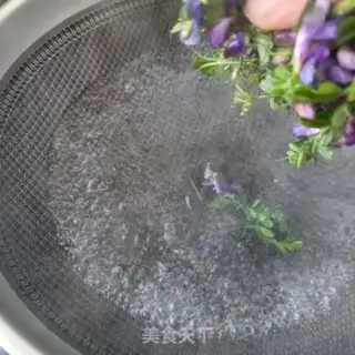 Make Eggs and wild peas step 4