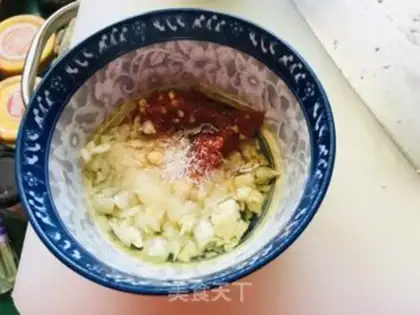 Make Garlic chili spa, gilding needle mushrooms step 1