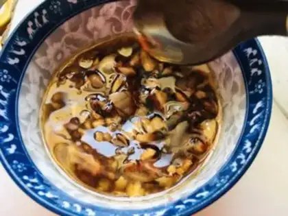 Make Garlic chili spa, gilding needle mushrooms step 4