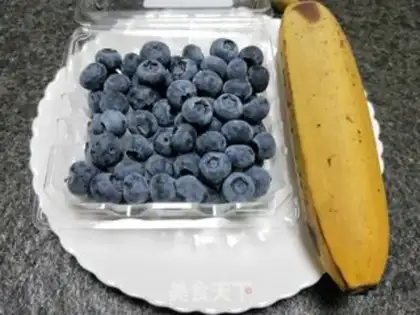 Make Banana blueberry milkshake step 0