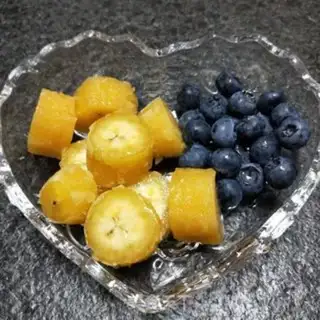 Make Banana blueberry milkshake step 1